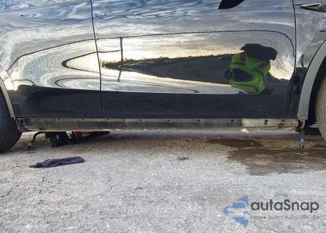 2022 Tesla Model Y Long Range Dual Motor All-Wheel Drive z USA, uszkodzony, nr VIN 7SAYGAEE8NF428841